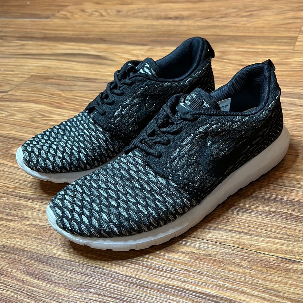 NIKE ROSHE RUN FLYKNIT BLACK SEQUOIA size 8 Mens